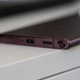 Ahí se puede ver la ligera curvatura de la pantalla y el agujero para el S-Pen.
